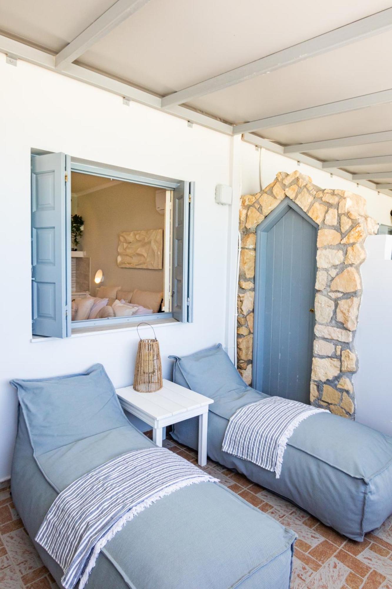 Le Grand Bleu Studios & Apartments Lefkos  Rom bilde